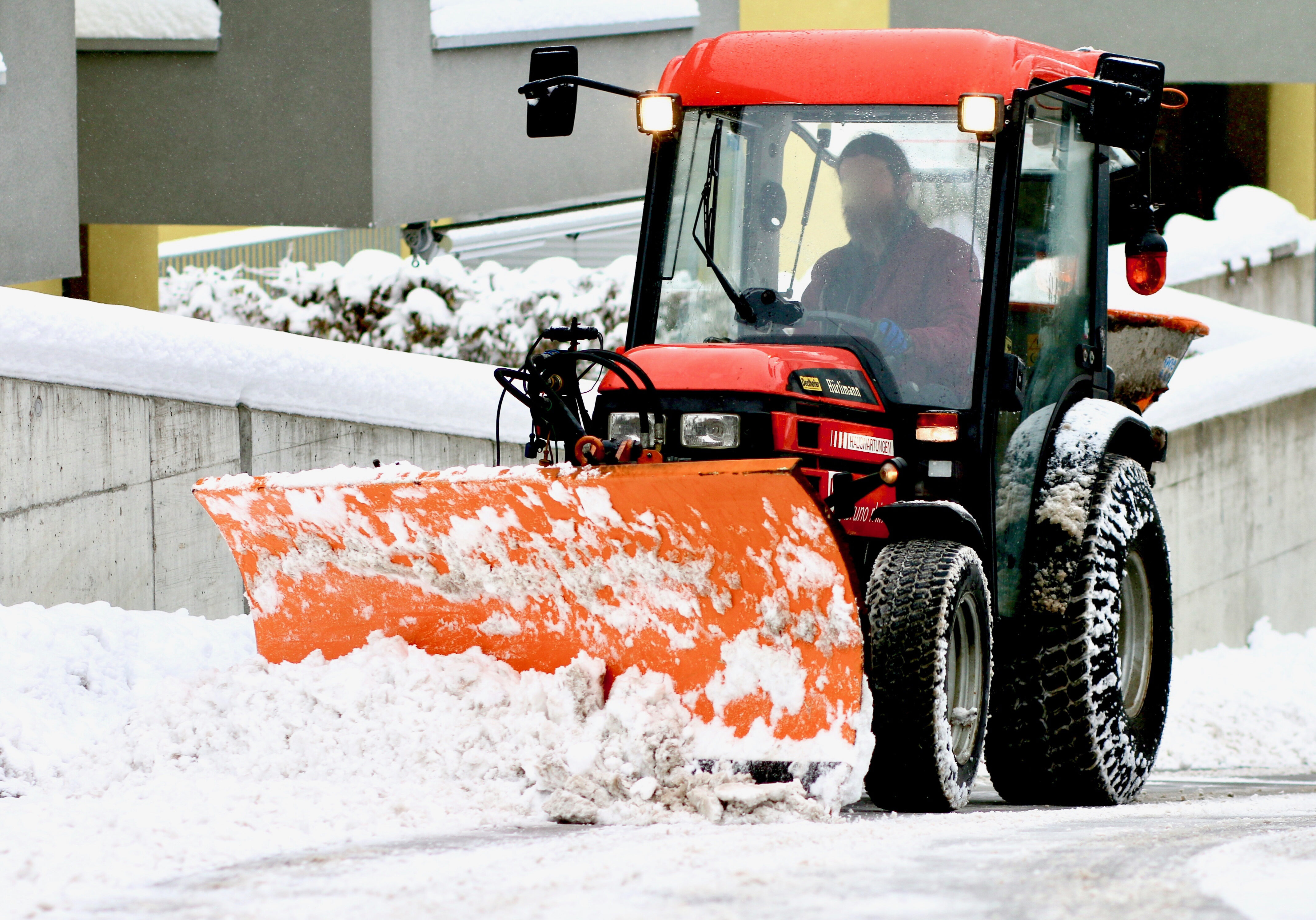 Snow plough tractor tire ballast